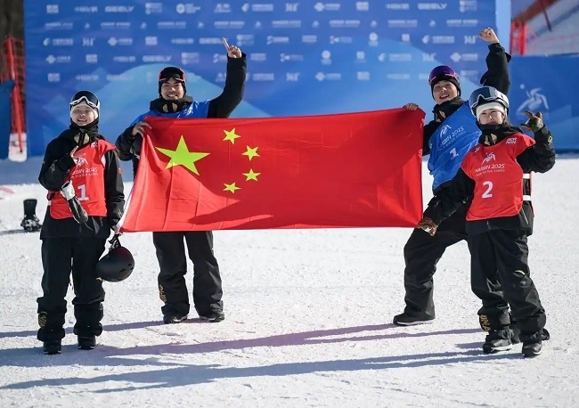 2月10日，中國隊選手張小楠、楊文龍、姜鑫杰與熊詩芮（從左至右）在比賽后慶祝。新華社記者 楊青攝