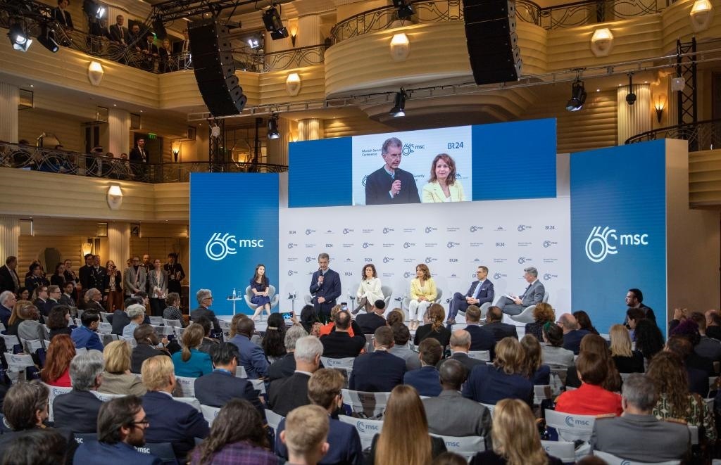 2024年2月18日，慕安會主席克里斯托夫·霍伊斯根（中左二）在德國慕尼黑舉行的第60屆慕尼黑安全會議上發(fā)表閉幕致辭。新華社記者 張帆 攝