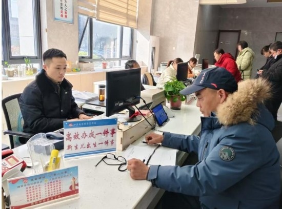市民在 “高效辦成一件事” 窗口辦理業(yè)務(wù)。彭雪松攝