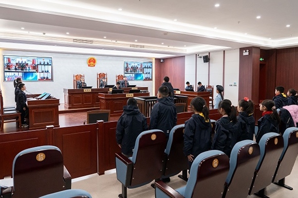圖③:同學(xué)們開(kāi)展模擬法庭活動(dòng)。