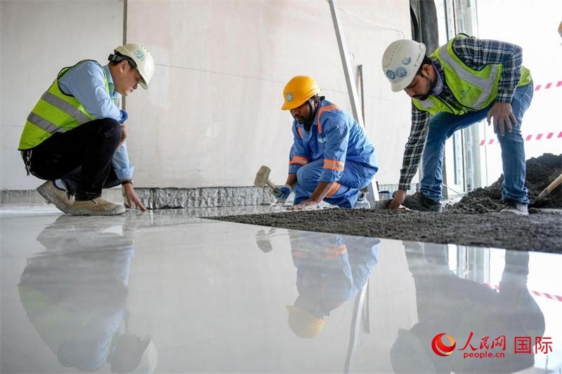 鋪地磚。人民網(wǎng)塔里克·易卜拉欣攝