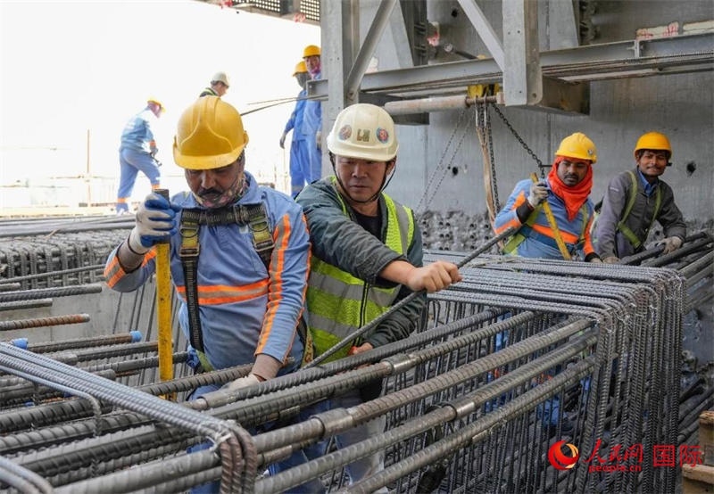 扎鋼筋。人民網(wǎng)塔里克·易卜拉欣攝