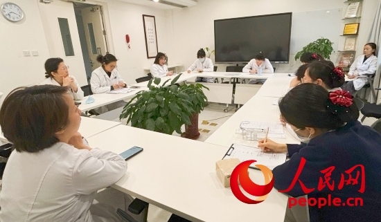 交班會上，海淀醫(yī)院安寧療護(hù)團(tuán)隊(duì)討論患者和家屬需求。人民網(wǎng)記者 金慧慧攝