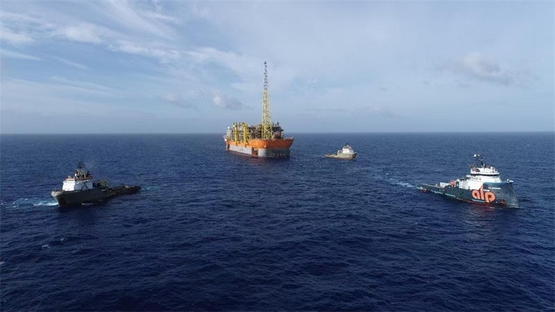布濟(jì)烏斯七期項(xiàng)目浮式生產(chǎn)儲(chǔ)卸油裝置抵達(dá)油田區(qū)域。巴西國(guó)家石油公司供圖