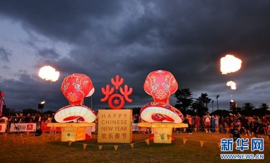 圖為游客在2025年奧克蘭元宵燈節(jié)游覽。（圖片由奧克蘭中國(guó)文化中心提供）