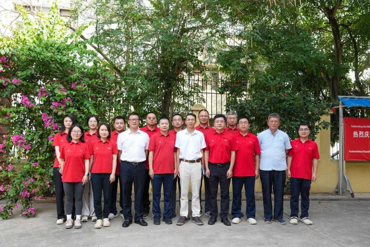 李強(qiáng)華與醫(yī)療隊(duì)合影。中國(guó)援桑醫(yī)療隊(duì)供圖