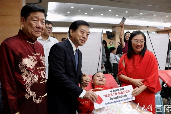 韓志強(qiáng)大使與獻(xiàn)血者代表合影。朱瀟逸攝