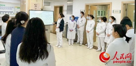 華西第四醫(yī)院姑息醫(yī)學科交班會上，護士介紹患者情況。人民網(wǎng)記者 金慧慧攝