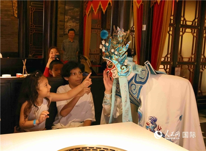 迪拜火鍋店里的川劇變臉表演。 人民網(wǎng)記者 管克江攝