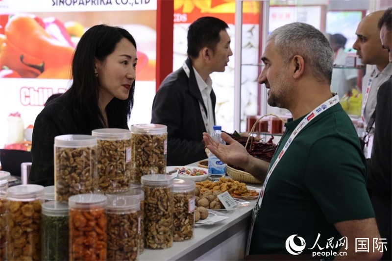 中外商家在第三十屆海灣食品展上交流。人民網(wǎng)記者 張志文攝