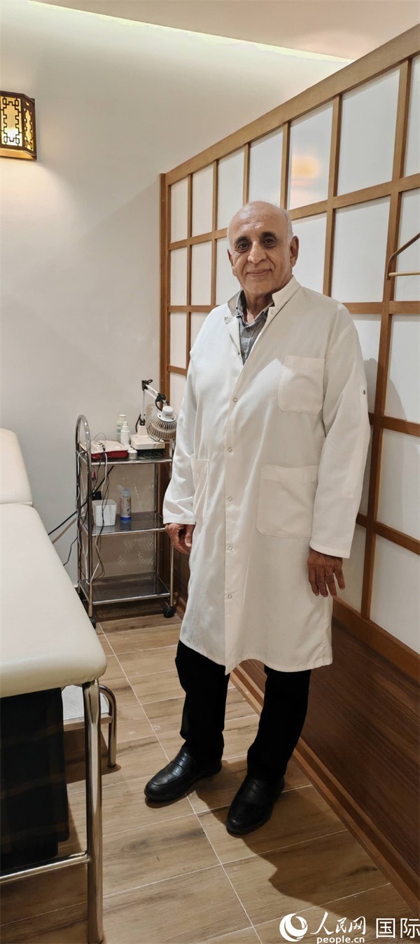 哈利勒在中醫(yī)診所。人民網(wǎng)記者 黃培昭攝