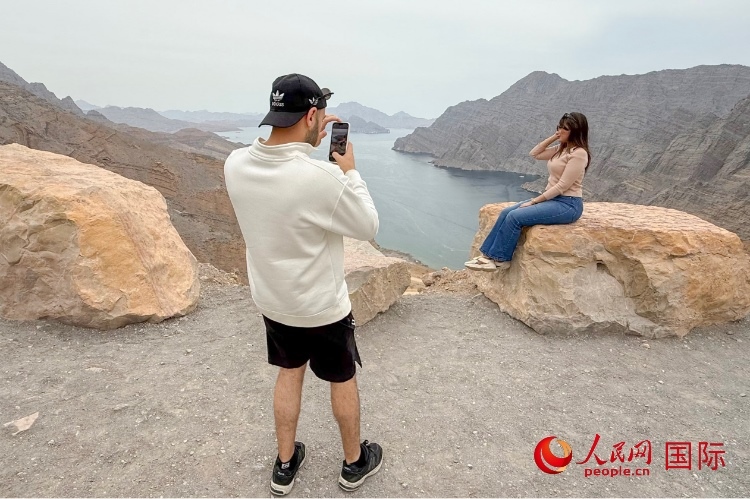 圖為游客參觀阿曼北部穆桑代姆峽灣。人民網(wǎng) 塔里克·易卜拉欣攝