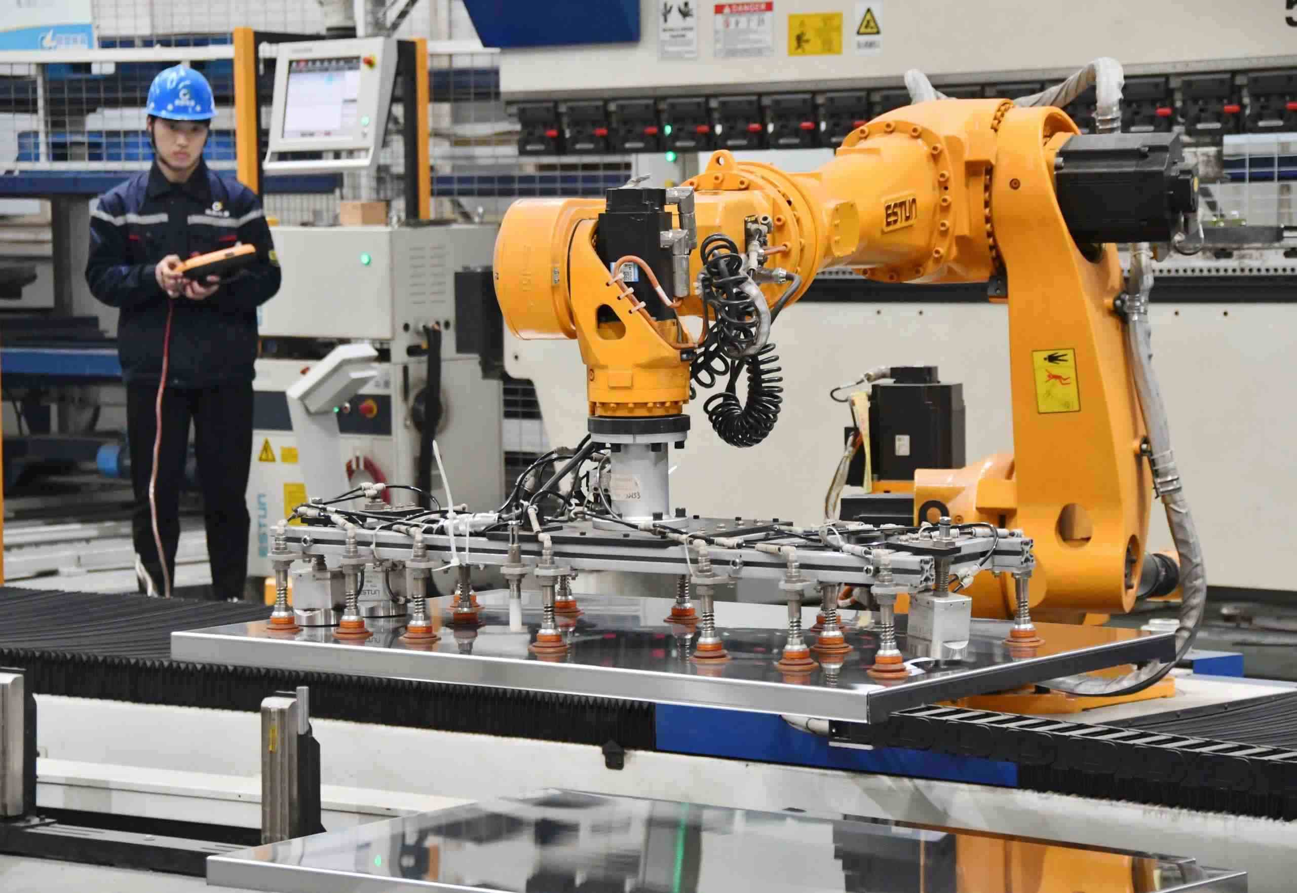 △2025年2月21日，河北邯鄲永年區(qū)工業(yè)園區(qū)的一家企業(yè)，工人正在操控工業(yè)機(jī)器人作業(yè)。