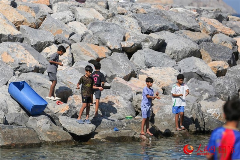 在海邊玩耍的孩子們。人民網(wǎng) 塔里克·易卜拉欣攝