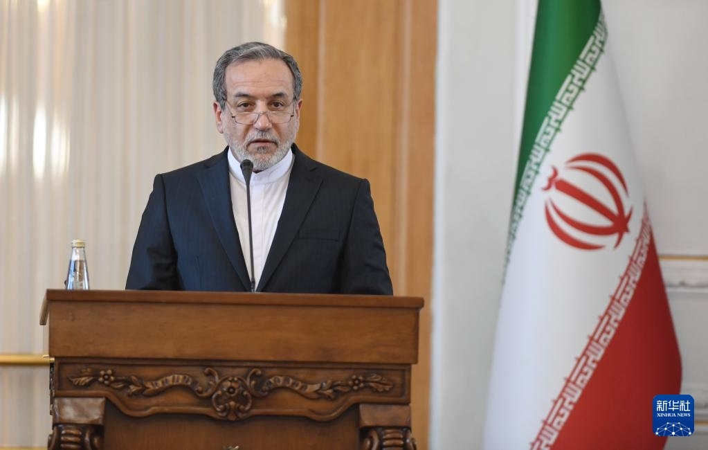 2月25日，在伊朗德黑蘭，伊朗外交部長阿拉格齊出席聯(lián)合新聞發(fā)布會。新華社記者 沙達(dá)提 攝