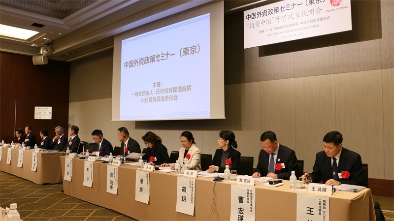 商務(wù)部和工業(yè)和信息化部相關(guān)司局負(fù)責(zé)人進(jìn)行政策說(shuō)明以及答疑解惑。人民網(wǎng) 許可攝