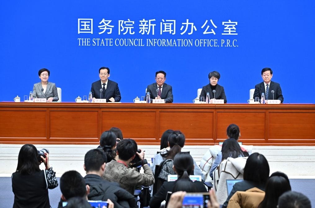 2月28日，國務(wù)院新聞辦公室在北京舉行國務(wù)院政策例行吹風(fēng)會，民政部副部長唐承沛、財政部副部長郭婷婷、自然資源部副部長許大純、住房城鄉(xiāng)建設(shè)部副部長姜萬榮和國務(wù)院新聞辦公室新聞發(fā)言人介紹2024年國務(wù)院部門辦理全國人大代表建議和全國政協(xié)提案工作有關(guān)情況，并答記者問。新華社記者 李鑫 攝