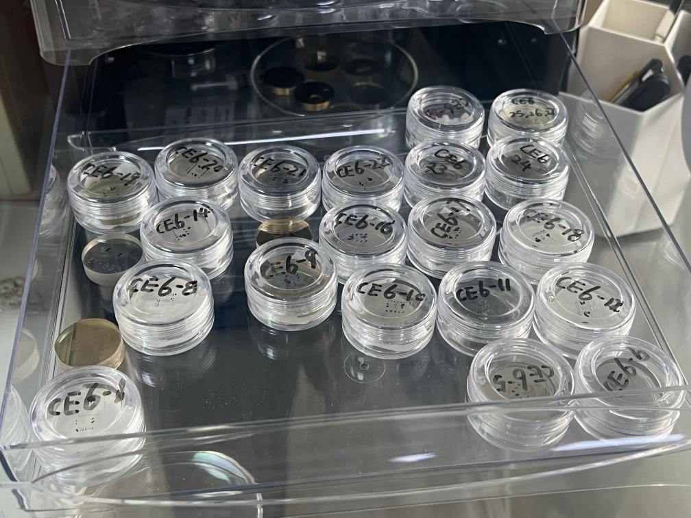 包含嫦娥六號樣品的樹脂靶。新華社記者 溫競?cè)A 攝