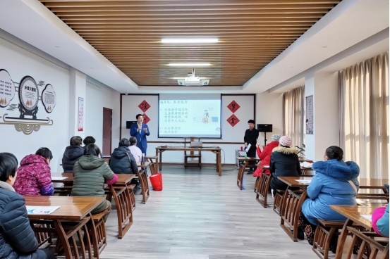 實(shí)踐支隊(duì)隊(duì)員在涇河村進(jìn)行反詐宣講。學(xué)校供圖