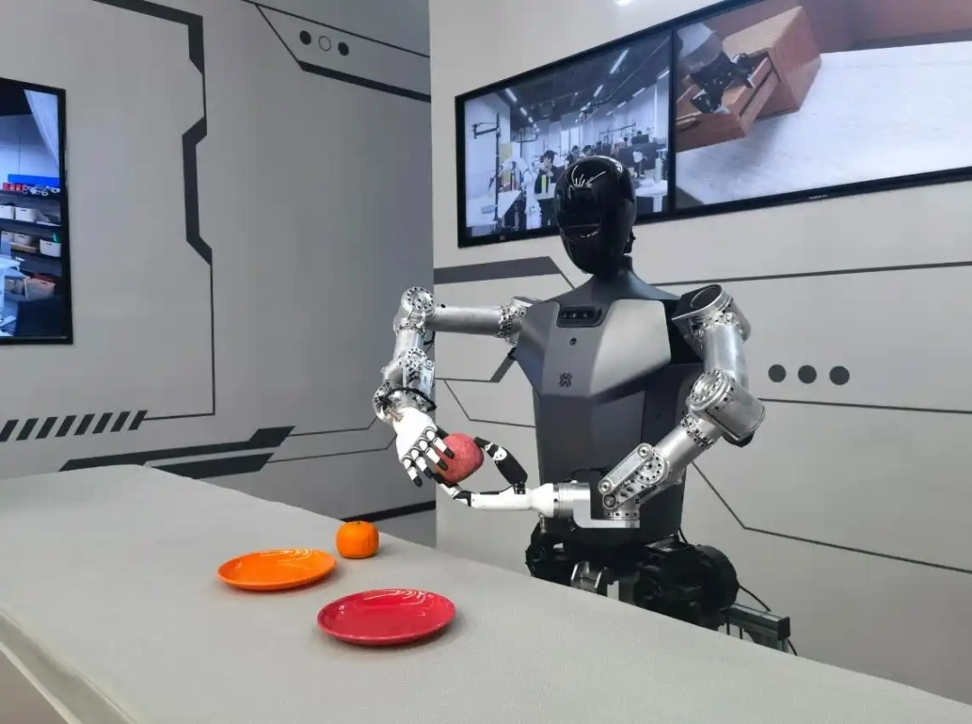 △2025年2月24日，北京“機器人大世界”展出的機器人正在完成日常家務(wù)。