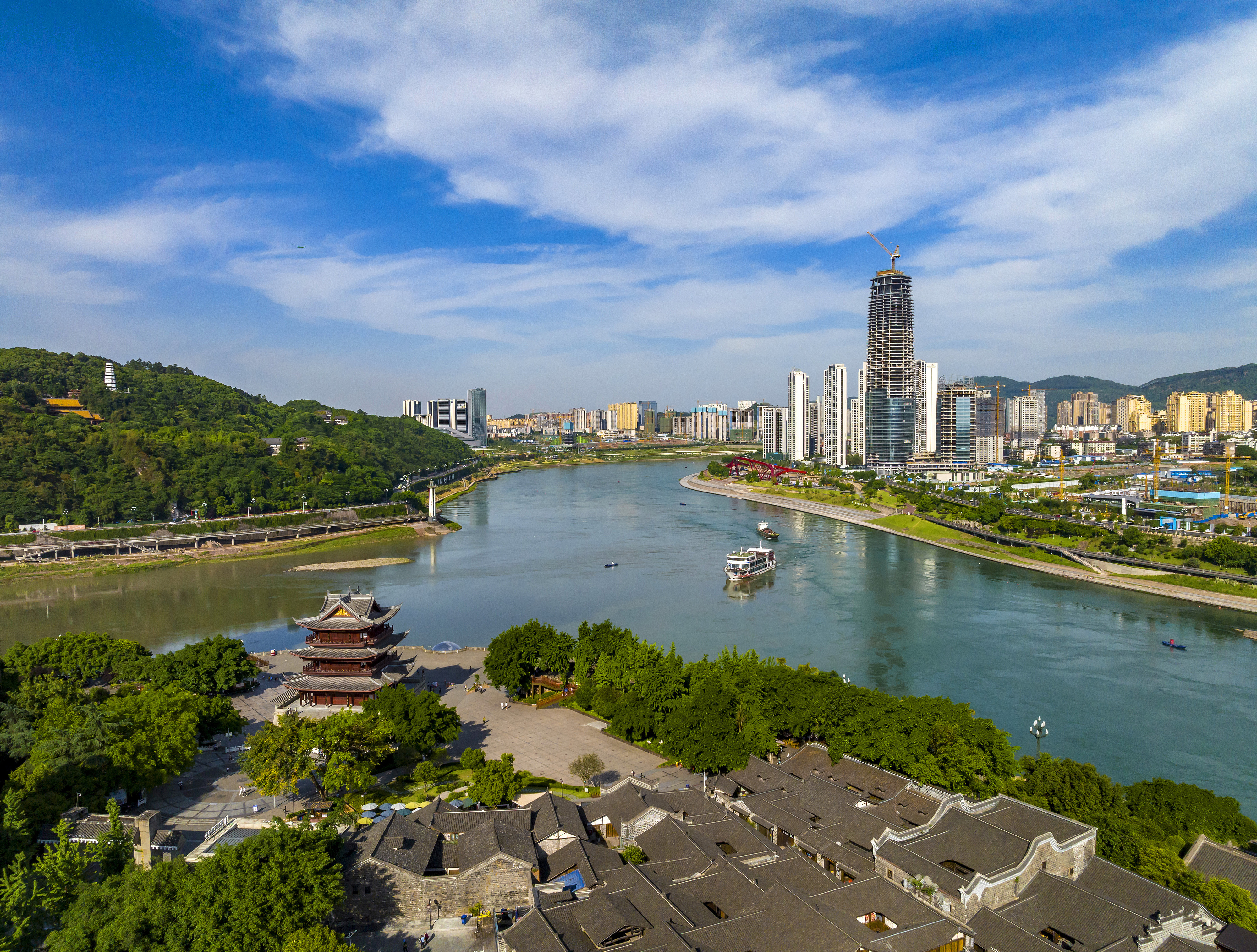 “長江首城”四川宜賓，經(jīng)過長江生態(tài)綜合治理后的三江交匯處風光。