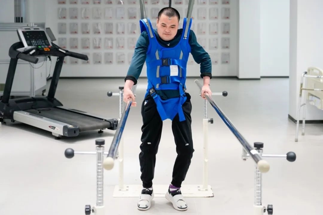 在術(shù)后第14天，患者依靠自身運(yùn)動(dòng)意圖行走。復(fù)旦大學(xué)供圖