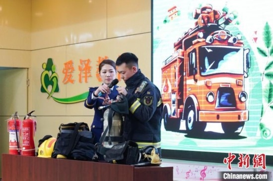 圖為消防員介紹消防裝備。中新社記者 趙宇航 攝