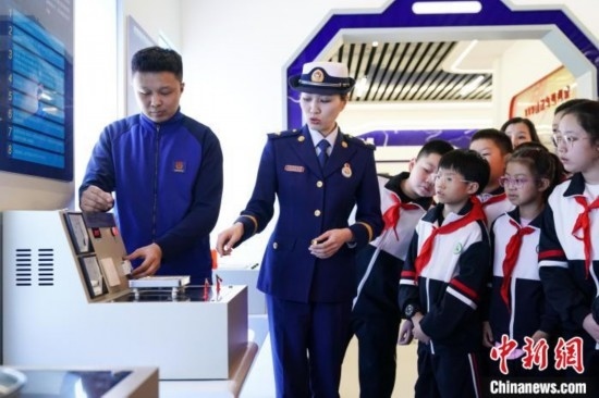 圖為學(xué)生們參觀道里區(qū)消防救援大隊(duì)消防科普體驗(yàn)館內(nèi)電器火災(zāi)演示實(shí)驗(yàn)臺。中新社記者 趙宇航 攝