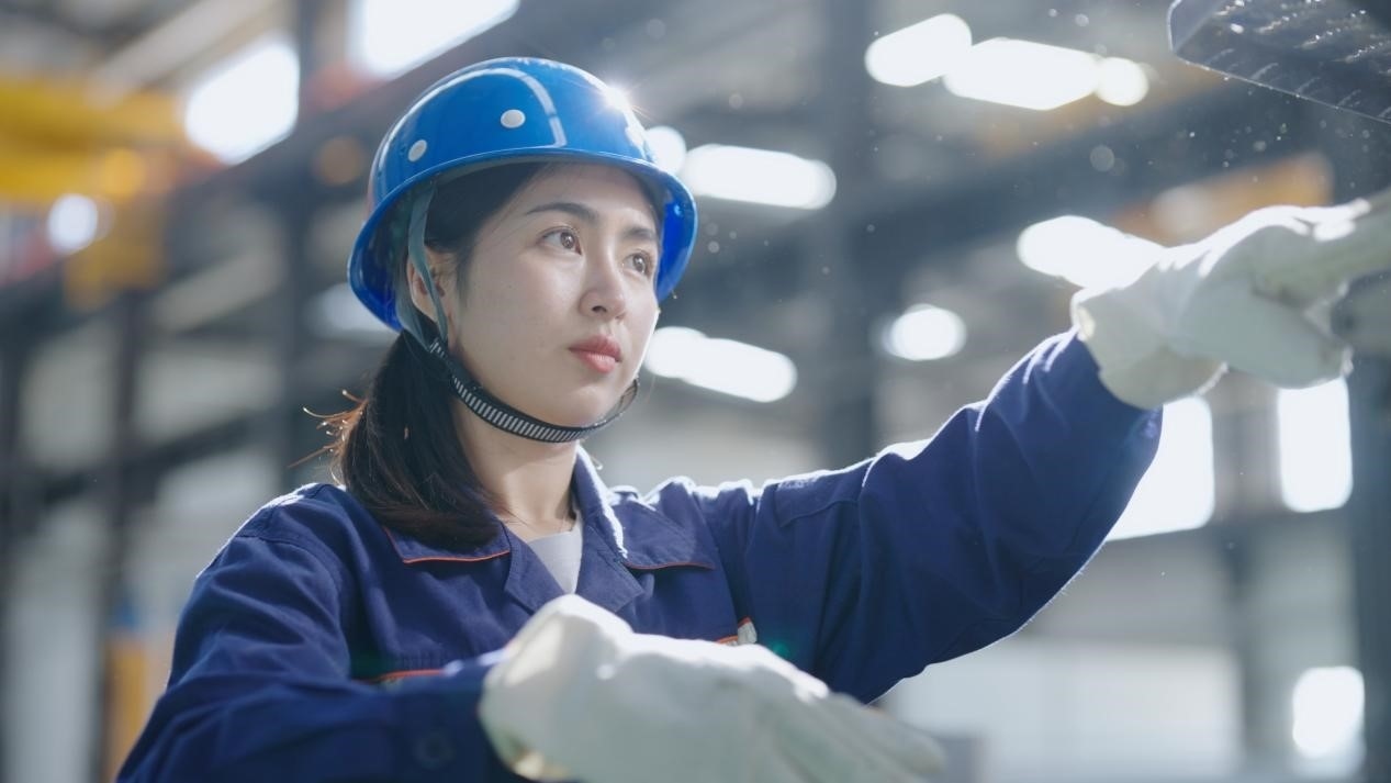 老中鐵路有限公司萬(wàn)象運(yùn)營(yíng)管理中心機(jī)輛車間希達(dá)在工作中。老中鐵路有限公司供圖