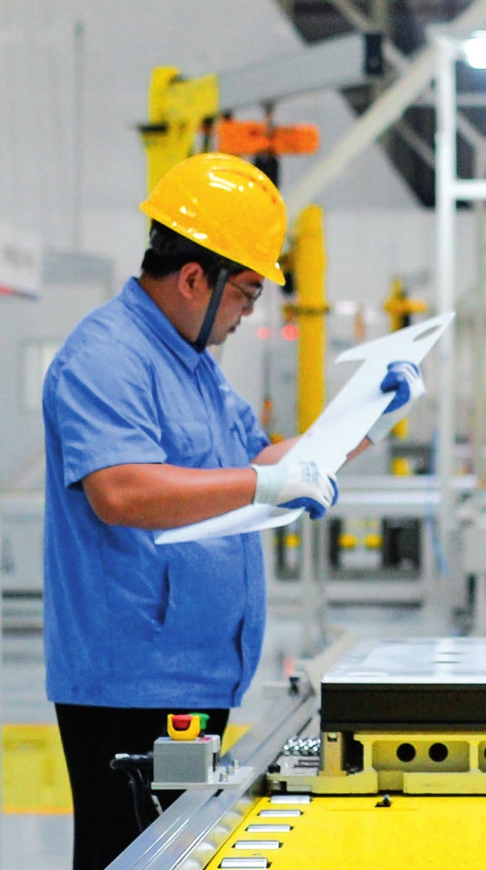 工人在位于廣東珠海的緯景儲能珠?！俺珿工廠”工作（2024年5月19日攝）。李任滋攝/本刊