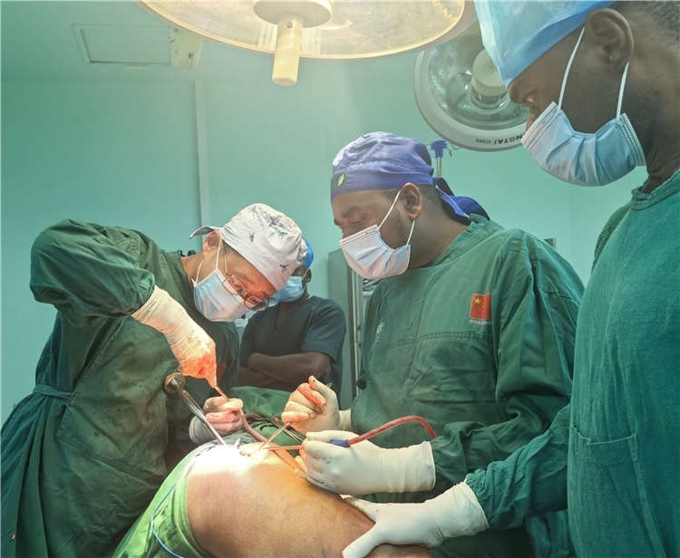王磊醫(yī)師手術(shù)中。中國援桑醫(yī)療隊供圖