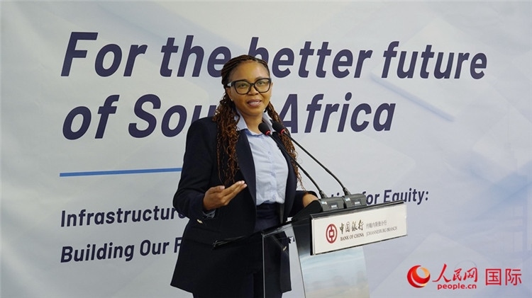 馬塞莫拉女士詳細介紹了南非政府在基礎設施建設方面的最新規(guī)劃和社會公益項目。人民網(wǎng) 劉暢攝
