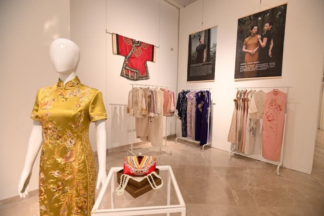 展覽現(xiàn)場(chǎng)展出各種款式的精美旗袍。新加坡中國(guó)文化中心供圖