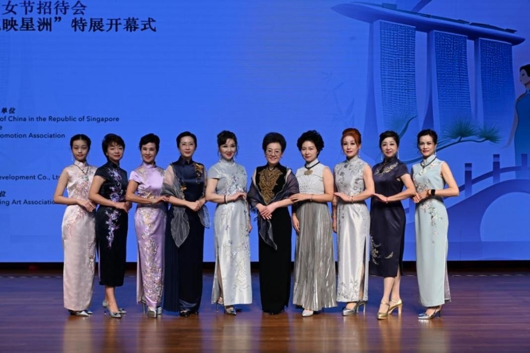海派旗袍走秀展示著不同款式旗袍的獨(dú)特魅力。新加坡中國(guó)文化中心供圖