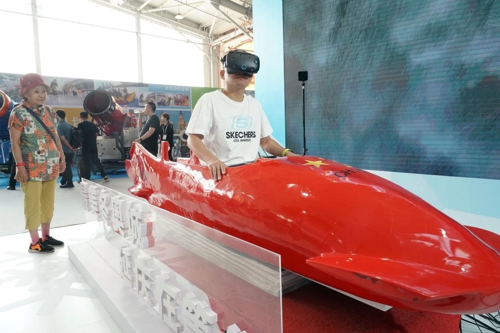 2023年9月15日，觀眾在2023國(guó)際冬季運(yùn)動(dòng)（北京）博覽會(huì)現(xiàn)場(chǎng)通過VR設(shè)備體驗(yàn)雪車。新華社記者 任超 攝