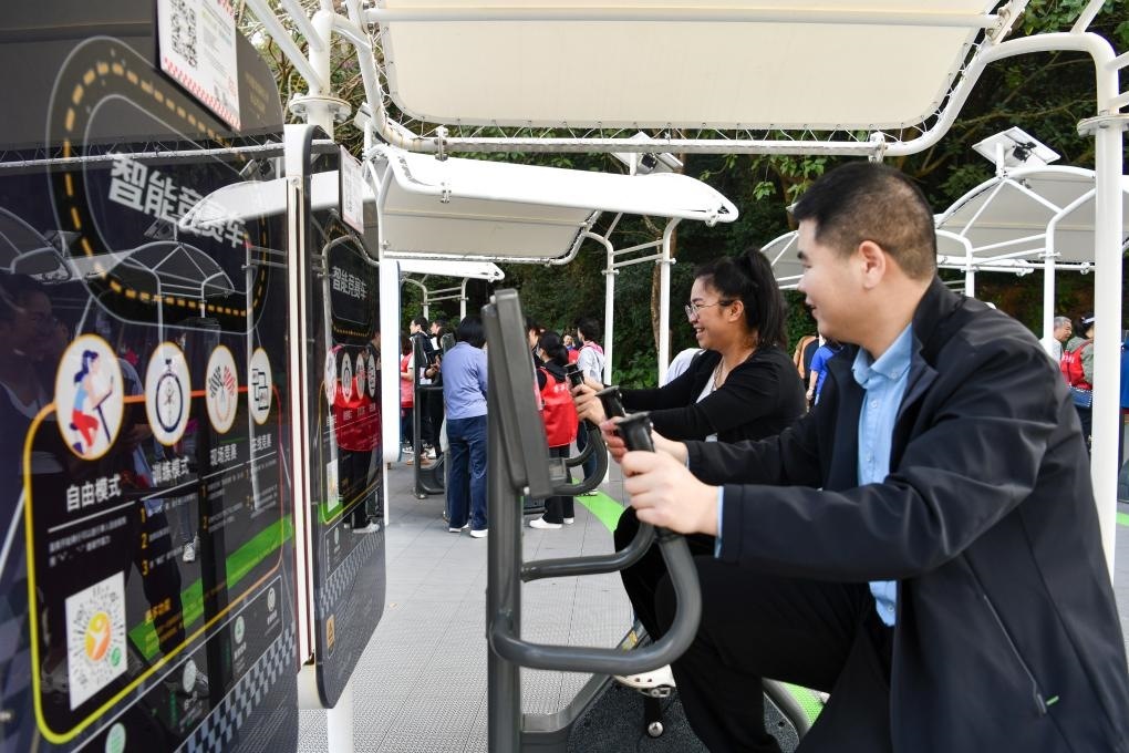 2024年1月20日，市民在蓮花山公園西區(qū)室外智能健身房參加競(jìng)賽活動(dòng)。當(dāng)日，深圳市室外智能健身競(jìng)賽活動(dòng)舉行。新華社記者 梁旭 攝