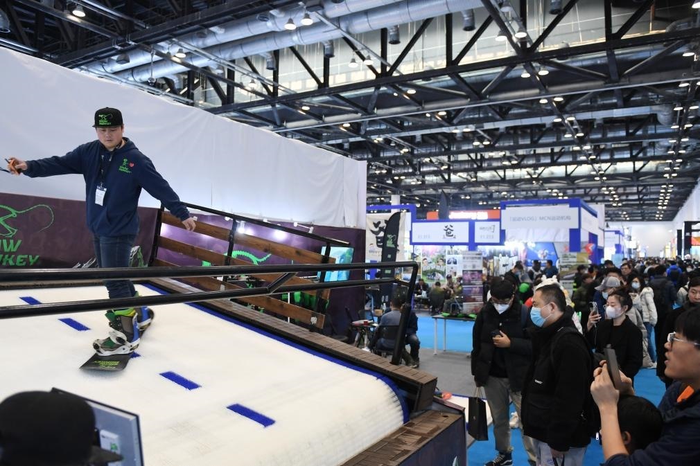 2023年2月11日，參觀者在展會(huì)上了解一款模擬滑雪設(shè)備。當(dāng)日，2023亞洲運(yùn)動(dòng)用品與時(shí)尚展在國(guó)家會(huì)議中心拉開帷幕。新華社記者 張晨霖 攝