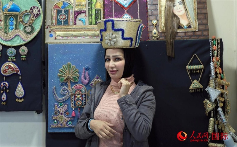 設(shè)計(jì)師展示亞述國(guó)王同款王冠。人民網(wǎng)伊納斯·易卜拉欣攝