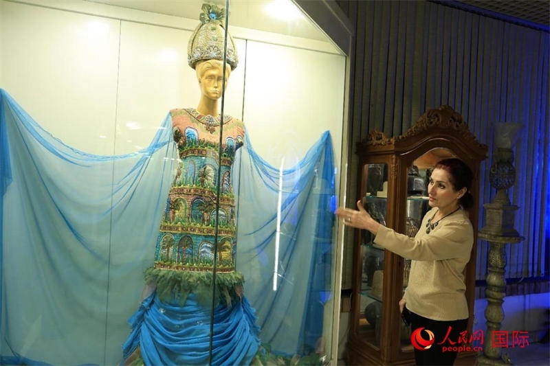 設(shè)計(jì)師展示服飾。人民網(wǎng)伊納斯·易卜拉欣攝