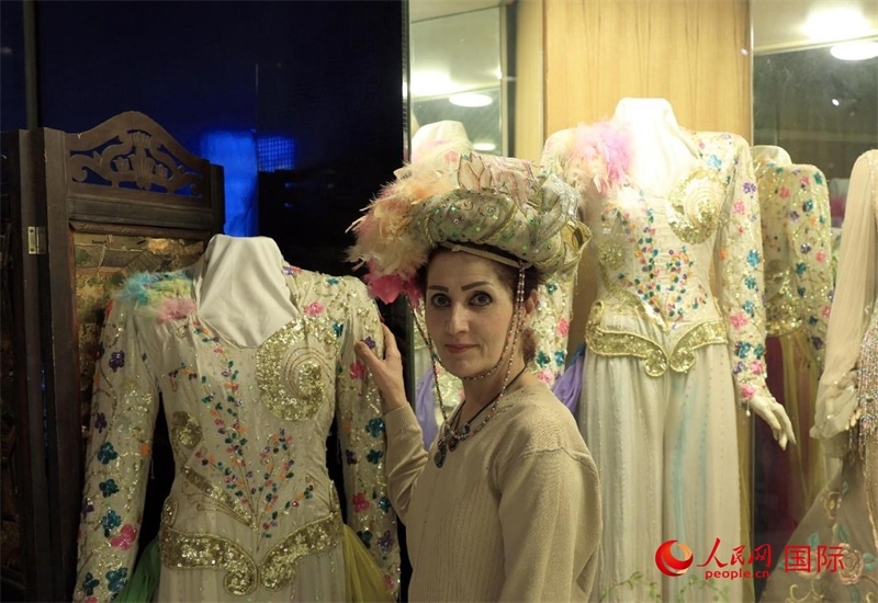 設(shè)計(jì)師展示阿拉伯阿巴斯王朝時(shí)期王冠。人民網(wǎng)伊納斯·易卜拉欣攝