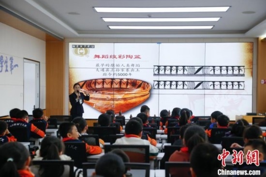 圖為學(xué)生在“國(guó)寶音樂(lè)會(huì)”社教課中了解舞蹈紋彩陶盆。中新社記者 馬銘言 攝
