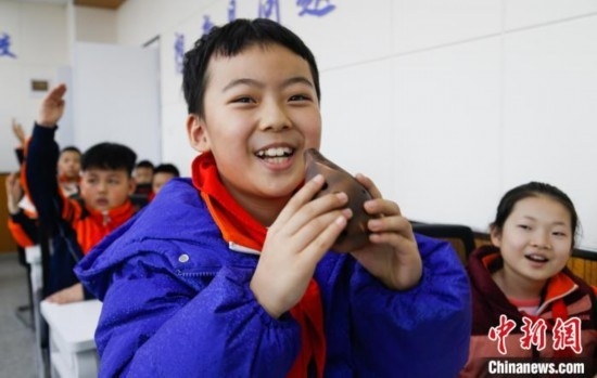 圖為學(xué)生在“國(guó)寶音樂(lè)會(huì)”社教課中體驗(yàn)吹陶塤。中新社記者 馬銘言 攝