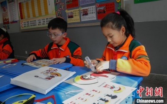 圖為學(xué)生參與“土族娃娃布貼畫(huà)”社教課。中新社記者 馬銘言 攝