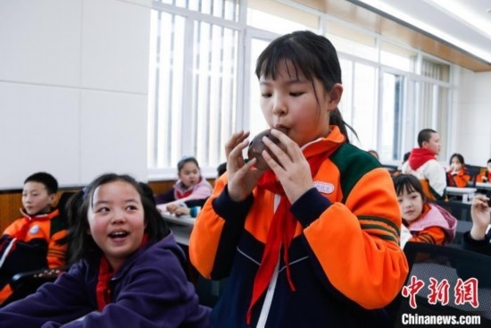 圖為學(xué)生在“國(guó)寶音樂(lè)會(huì)”社教課中體驗(yàn)吹陶塤。中新社記者 馬銘言 攝