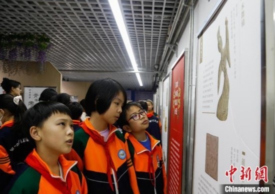 圖為學(xué)生參觀青海省博物館“1+3”主題流動(dòng)展覽，了解木舞俑。中新社記者 馬銘言 攝