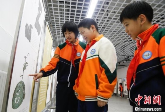 圖為學(xué)生了解出土于青海省西寧市大通回族土族自治縣的漢代鸞鳳銅熏爐蓋。中新社記者 馬銘言 攝