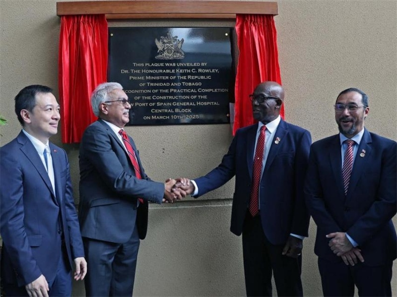 特多總理基思·羅利（右二）等特方政要、中國駐特多使館臨時代辦楊晗（左一）等出席西班牙港總醫(yī)院項目揭幕儀式。中國鐵建（加勒比）有限公司供圖