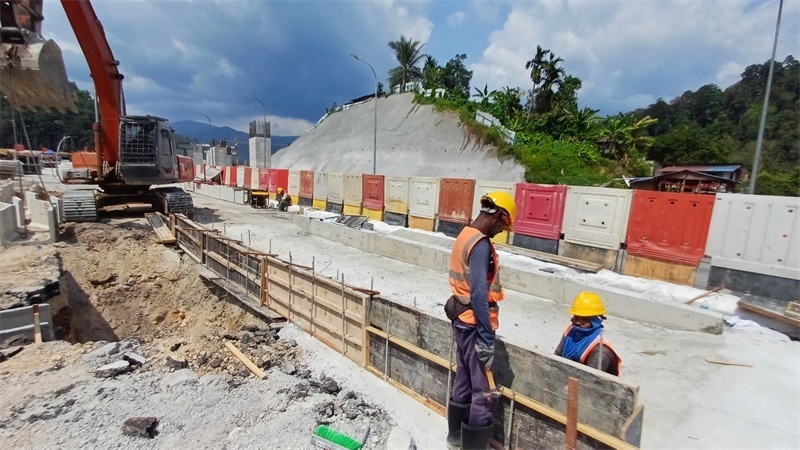 施工現(xiàn)場。 鄧騰亮攝