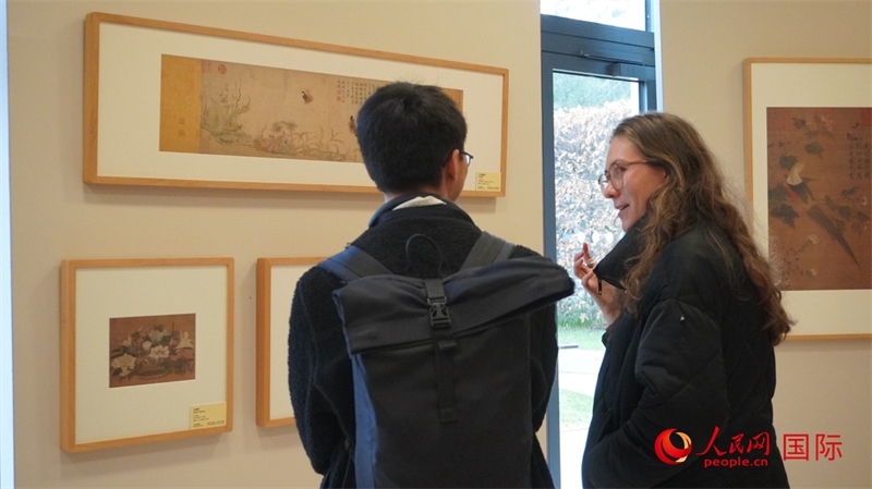 劍橋大學學者參觀宋畫特展。人民網 徐量攝