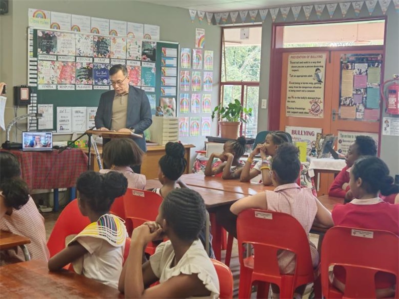 中國(guó)文化中心孔子課堂外方院長(zhǎng)陸志雷博士發(fā)言。